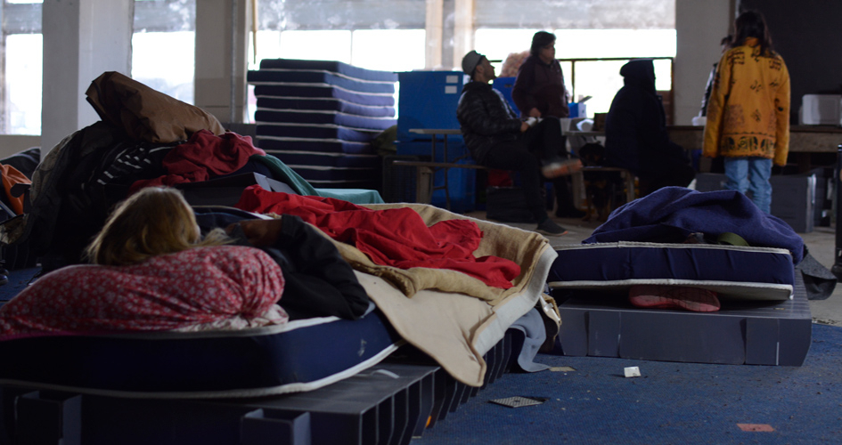 Personas durmiendo en colchones en el ex Aeropuerto de Carrasco Personas durmiendo en colchones en el ex Aeropuerto de Carrasco