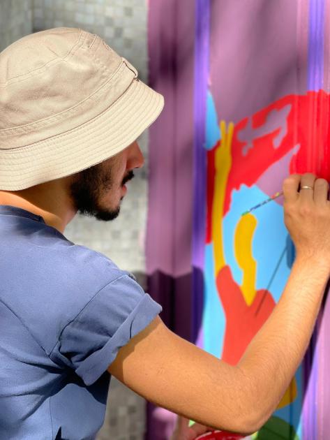 Joven pintando un mural Joven pintando un mural