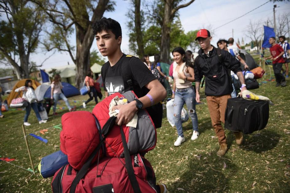 Jóvenes instalándose en el campamento