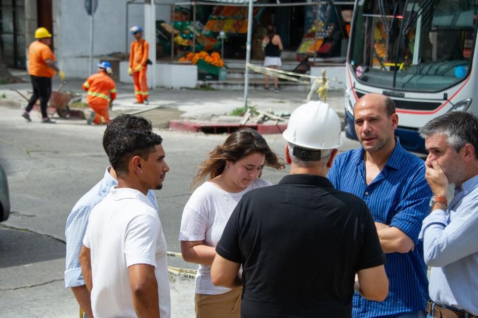 Autoridades en diálogo con trabajadores (Foto: Presidencia)