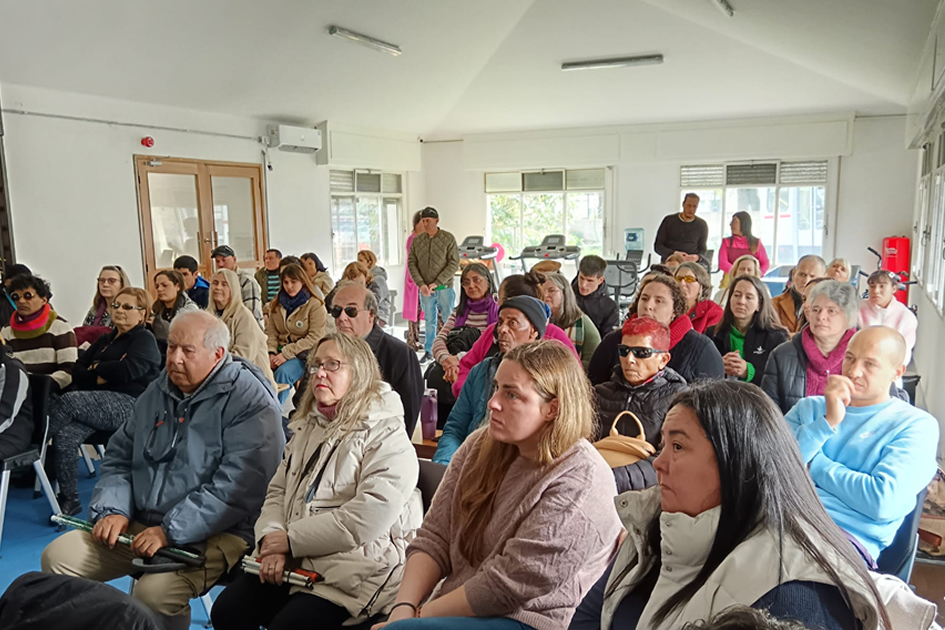 Participantes del encuentro en el Centro Cachón. Grupo de participantes del encuentro.