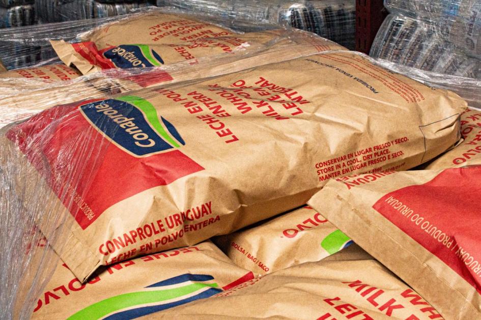 Donación de 2450 kilos de leche en polvo fortificada Bolsas con leche en polvo donadas por Cámara Uruguaya de Tecnologias de la Información