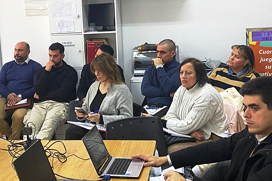Autoridades del Ministerio de Desarrollo Social y participantes del encuentro. Autoridades en dialogo con los participantes.