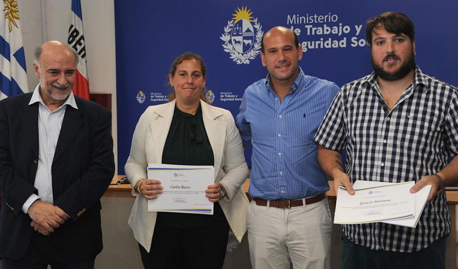 Autoridades junto a participante de Accesos Autoridades junto a participante de Accesos