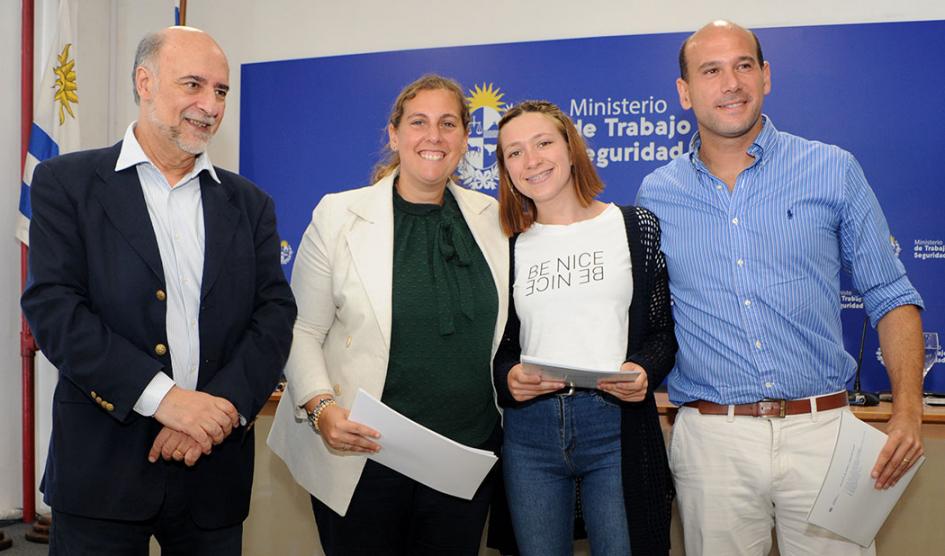 Autoridades junto a participante de Accesos Autoridades junto a participante de Accesos