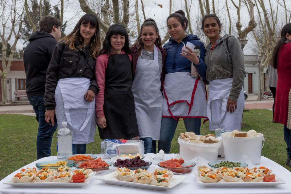 Feria de Derechos Jóvenes exponiendo productos gastronómicos