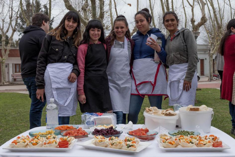 Jóvenes exponiendo productos gastronómicos