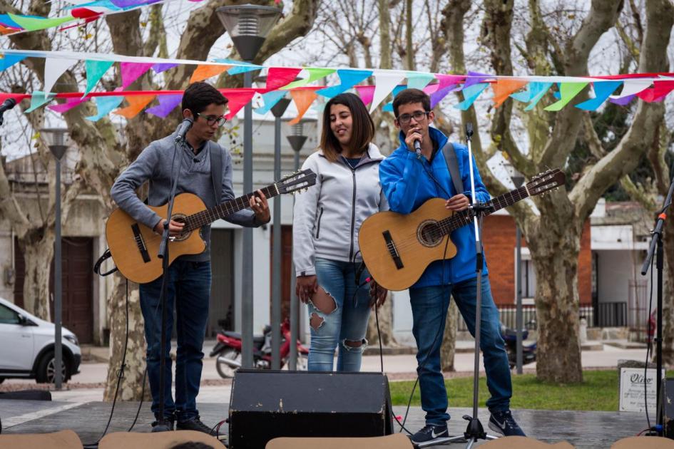 Tres jóvenes músicos sobre escenario