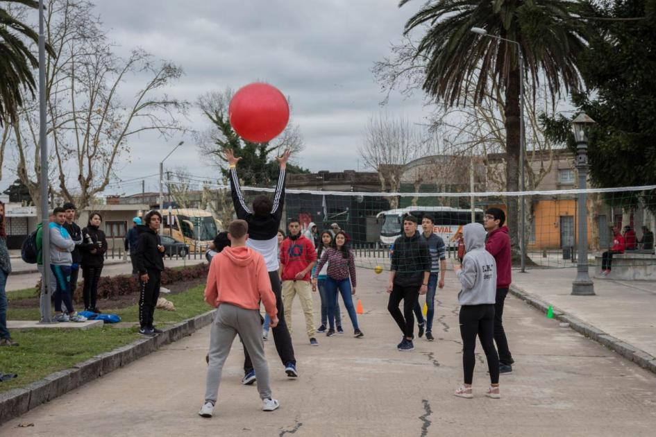 Grupo de jóvenes jugando al volleyball