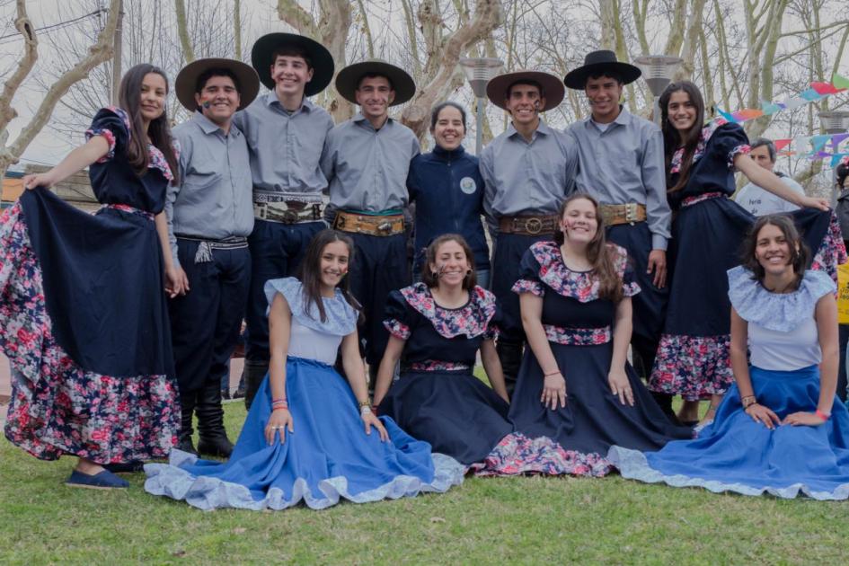 Jóvenes pertenecientes al Grupo de Danza folclórica de Durazno