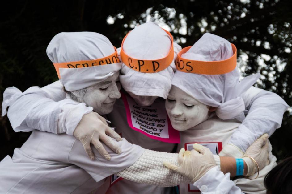 Feria de Derechos Durazno Tres estatuas vivientes abrazadas