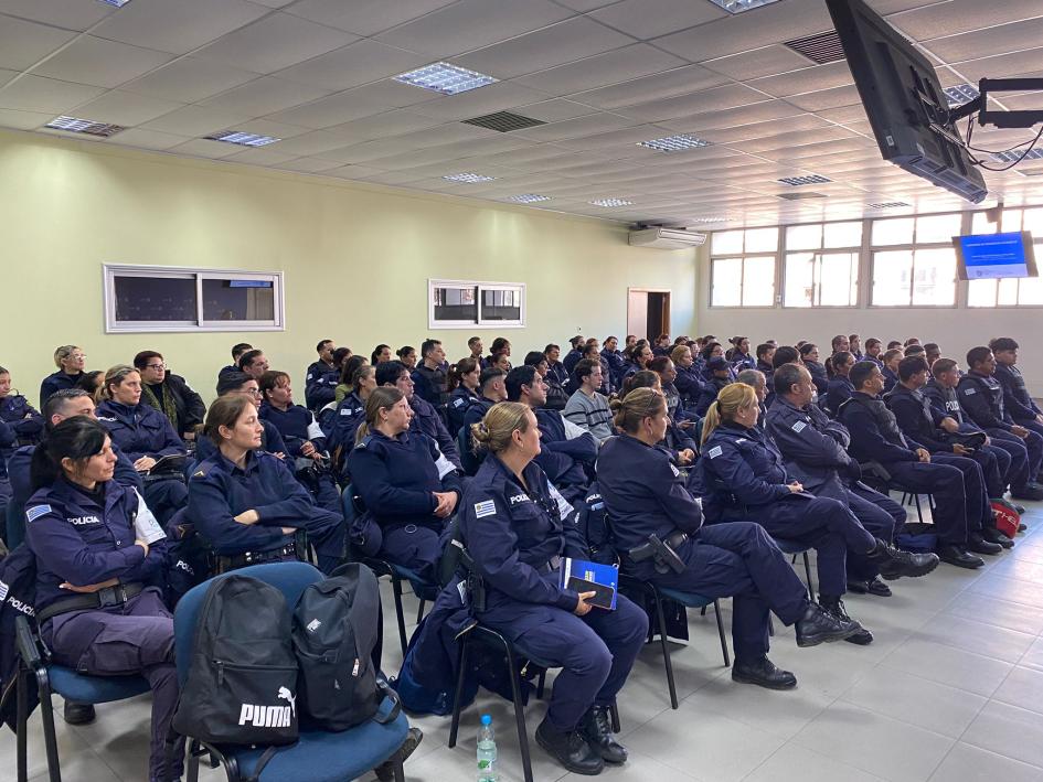 presentación cuaderno de denuncias accesible 4 auditorio conformado por aproximadamente 80 agentes policiales, vistos de frente