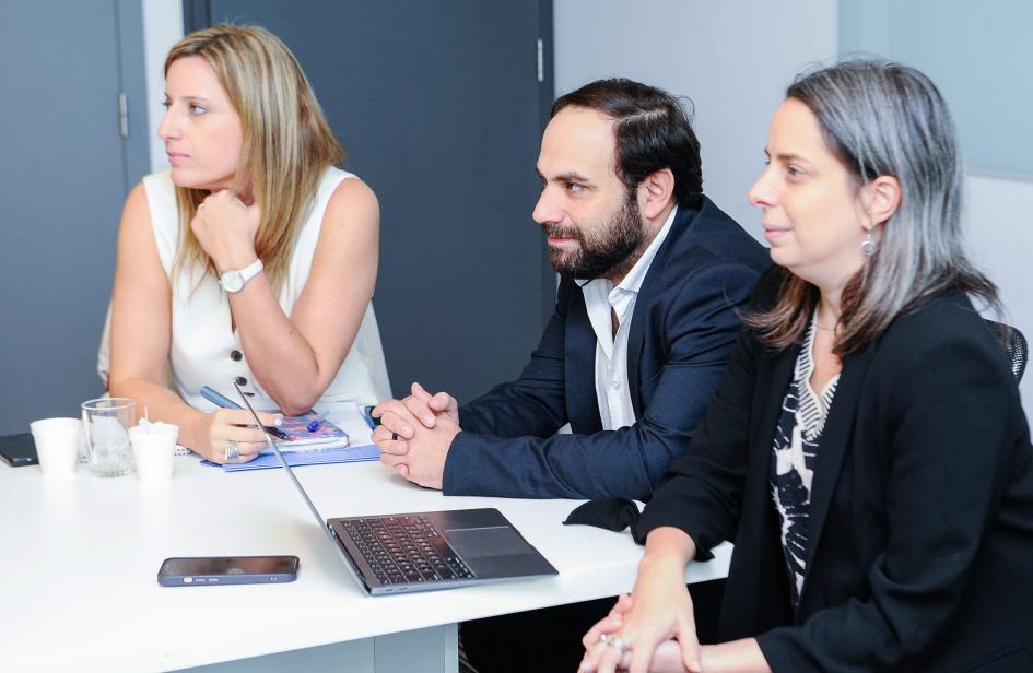 Ministro Civila junto a directora de Cuidados y asesora de la Secretaría de Cuidados y Discapacidad Ministro Civila junto a directora de Cuidados y asesora de la Secretaría de Cuidados y Discapacidad