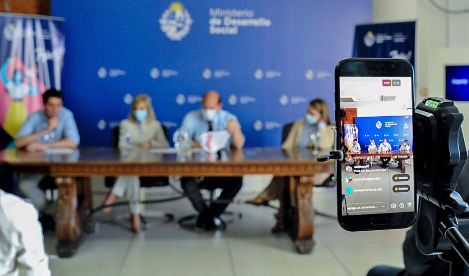 Presentación de la segunda edición de los Premios INJU Mesa de autoridades en la presentación de los Premios INJU