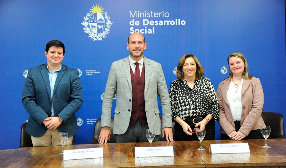 Mesa de expositores (Ph. Presidencia) Mesa de expositores