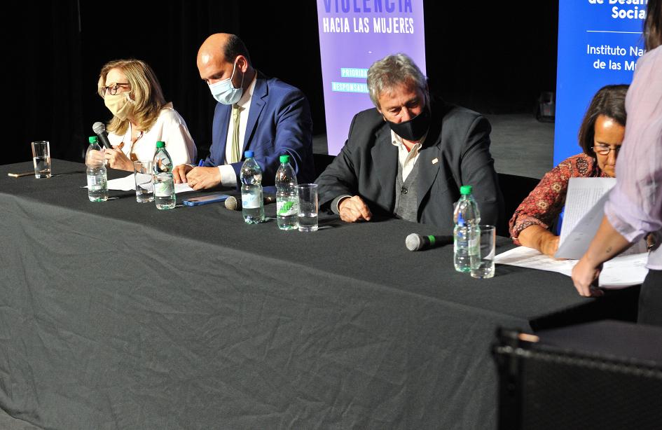 Inauguaración de un nuevo centro de estadía para mujeres en situación de violencialencia basada en género en Maldonado Mesa de autoridades del Mides, Intendencia de Maldonado y Asociación Civil Anawin