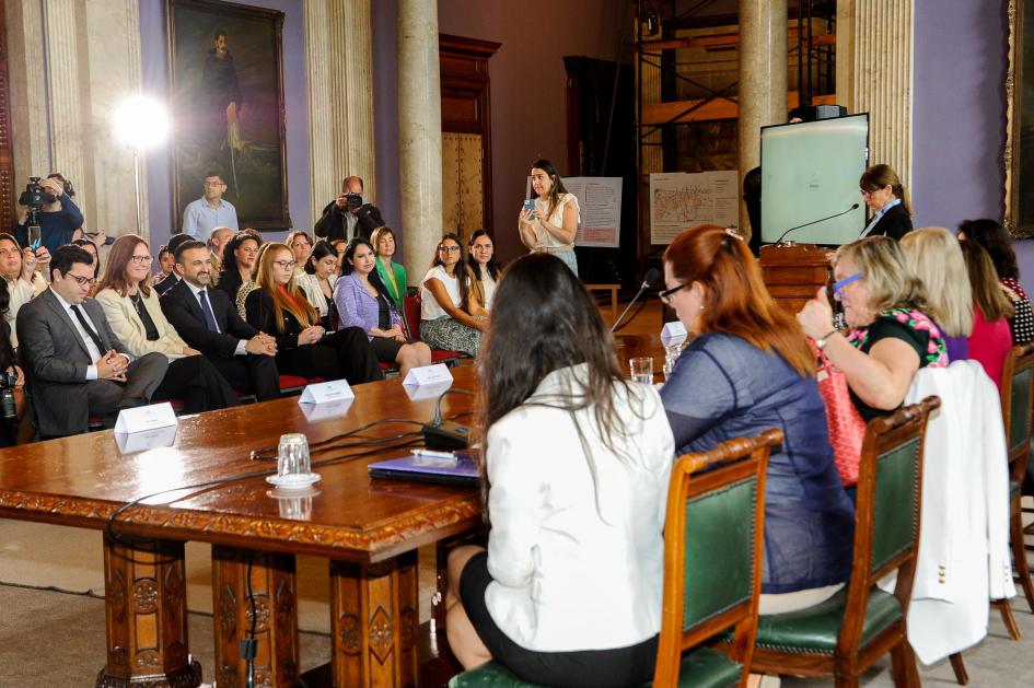 Mesa de autoridades y público presente Mesa de autoridades y público presente
