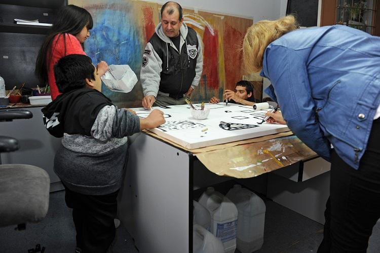 Asistentes del taller en labores artísticas