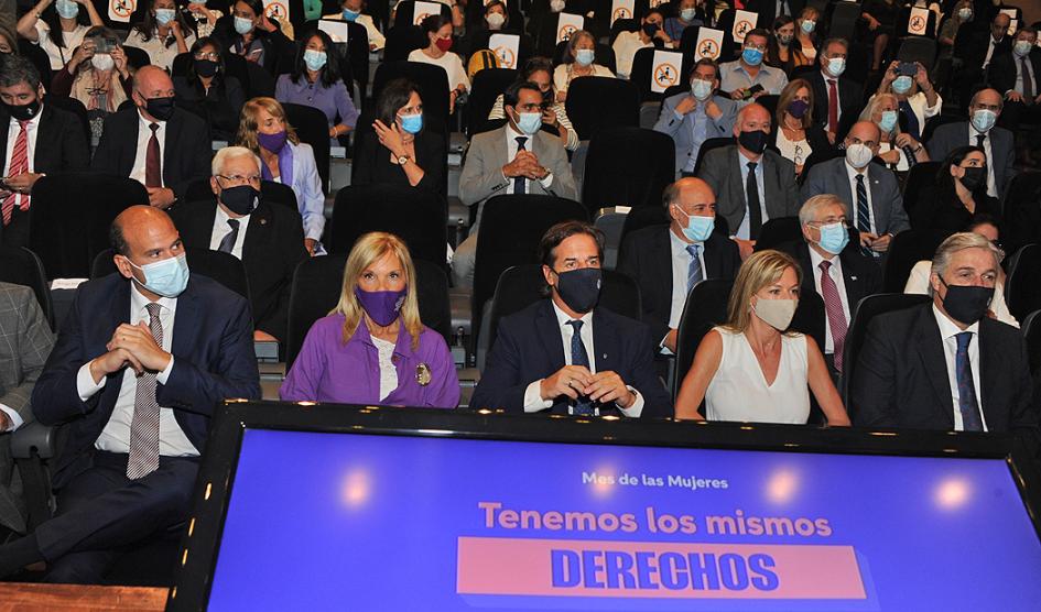 Presidente y autoridades del gobierno presentes en el evento 