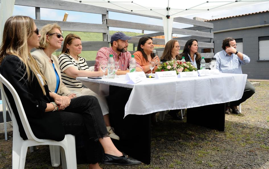 Mesa de autoridades en el lanzamiento 