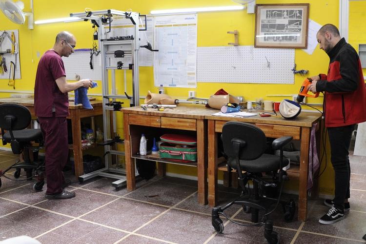 Laboratorio de ortopedia Técnicos del CENATT trabajando en el taller de fabricación de prótesis.