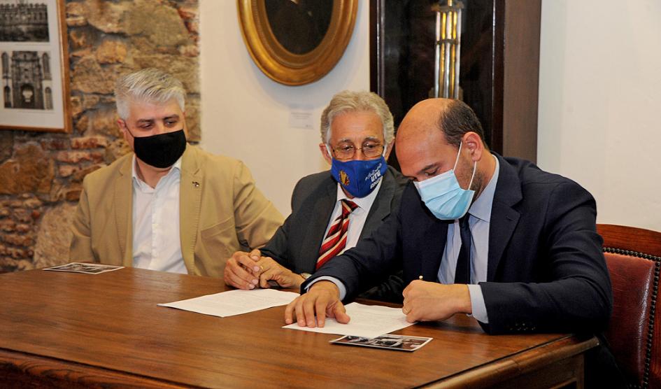 Firma de convenio Mides - UTU por capacitación en multioficios: albañilería, herrería, carpintería, carnicería Martín Lema, Juan Pereyra, director general de la UTU; y Alfonso Fontenla, presidente de la UVC
