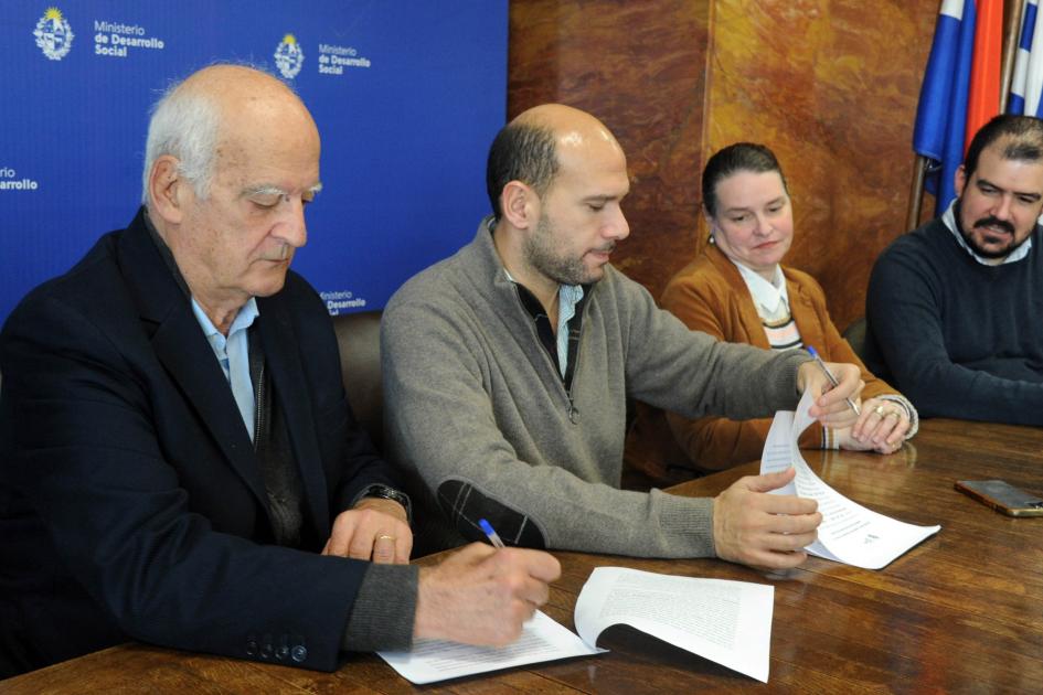 Autoridades firmando el convenio (PH Presidencia)