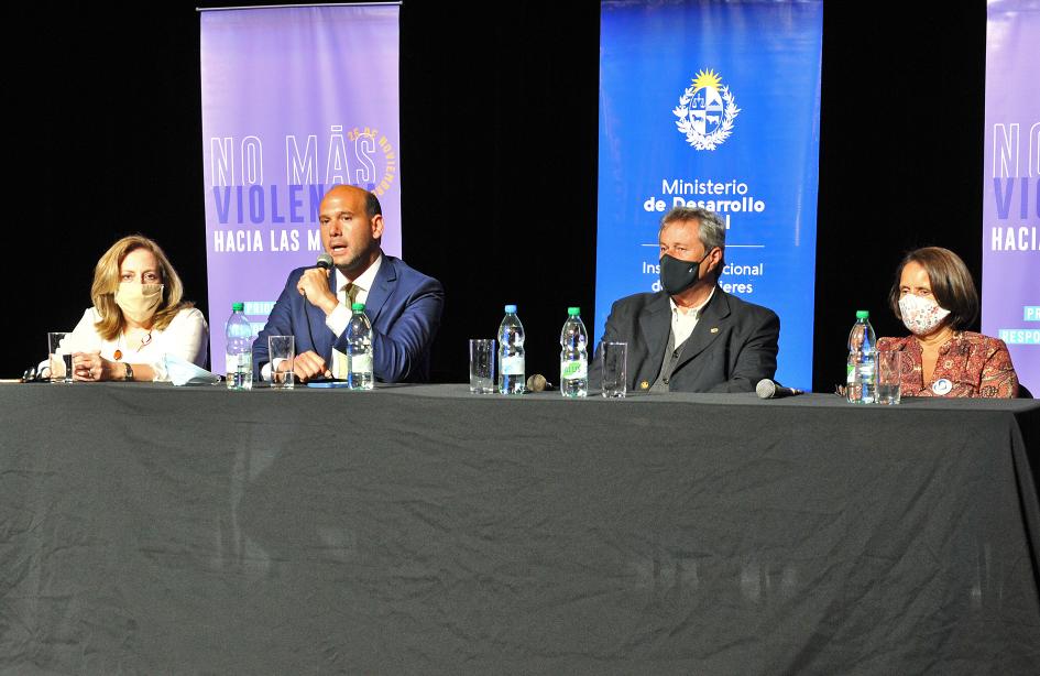 Mesa de autoridades del Mides, Intendencia de Maldonado y Asociación Civil Anawin