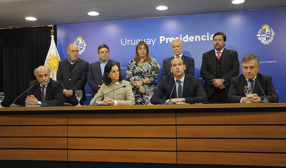 Autoridades de gobierno realizando anuncios Autoridades de gobierno realizando anuncios