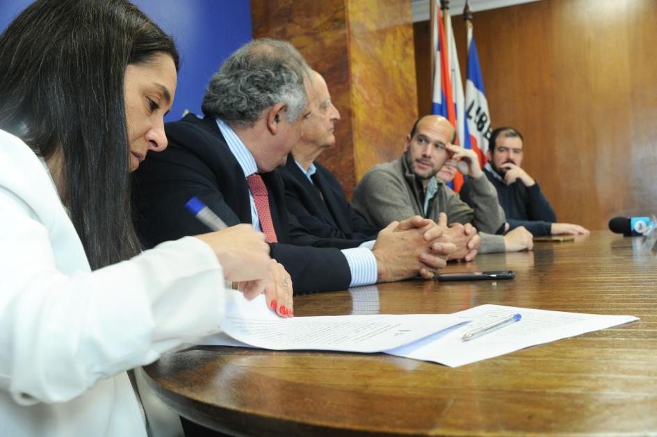 Autoridades firmando el convenio (PH Presidencia) Autoridades firmando el convenio (PH Presidencia)