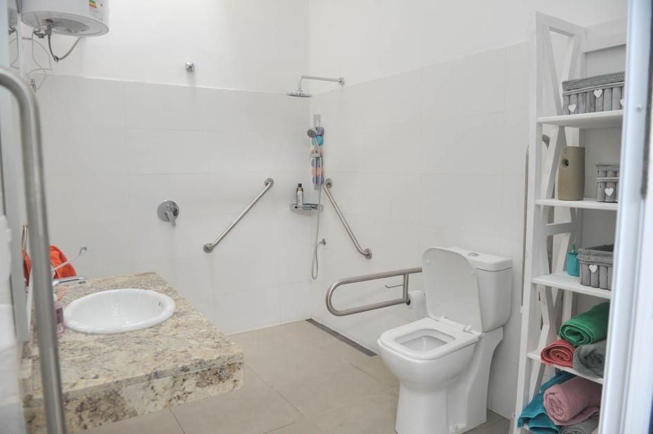 Baño completo y accesible. Baño con todos los accesorios necesarios para la accesibilidad de personas con discapacidad.