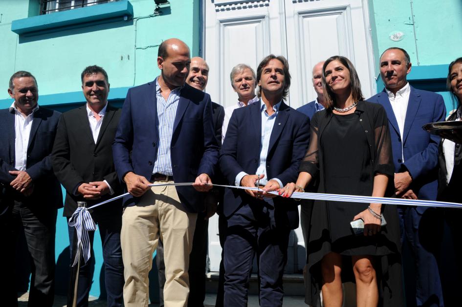 Lacalle Pou junto a Martín Lema en inauguración del primer Centro de Referencia de Políticas Sociales del Uruguay Lacalle Pou junto a Martín Lema en inauguración del primer Centro de Referencia de Políticas Sociale