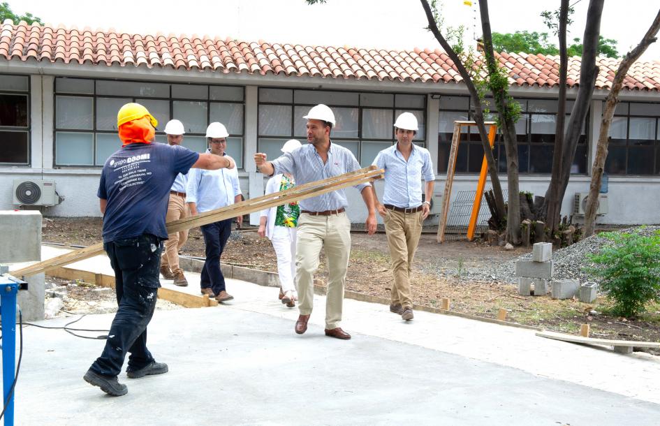 Ministro y equipo durante la recorrida Ministro y equipo durante la recorrida