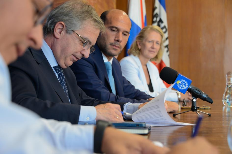 Autoridades firmando el convenio (Fuente: Presidencia)