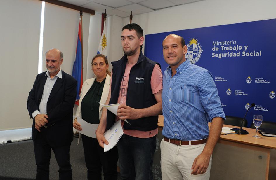 Autoridades junto a participante de Accesos Autoridades junto a participante de Accesos
