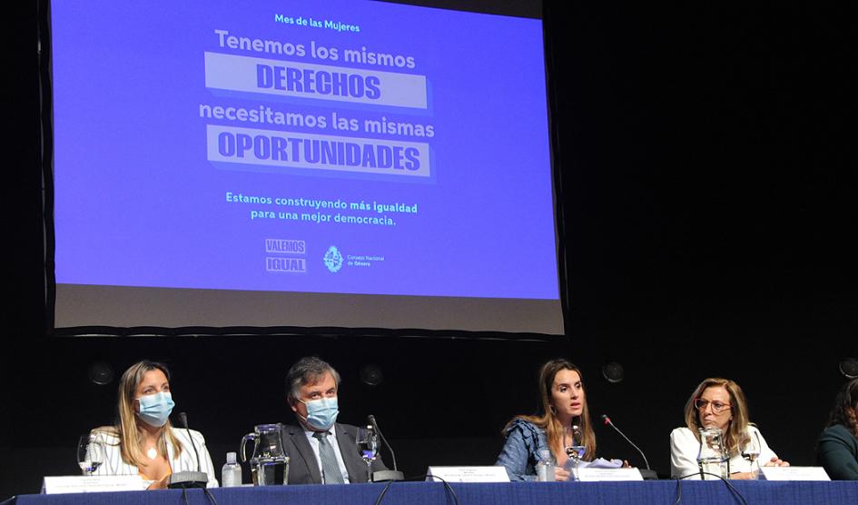Autoridades del gobierno haciendo uso de la palabra Autoridades del gobierno haciendo uso de la palabra