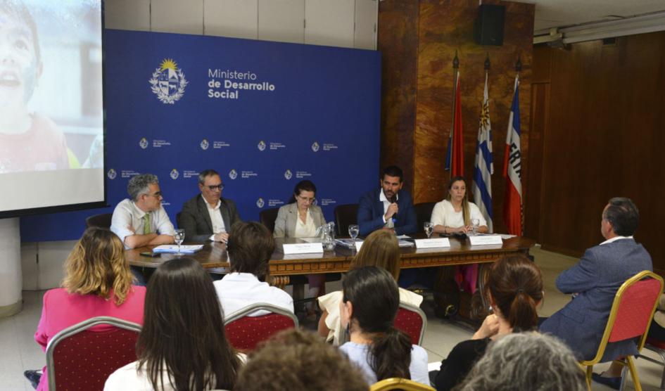 Presentación Encuesta de Nutrición, Desarrollo Infantil y Salud 2023. Foto: Presidencia Perspectiva desde el público con algunos asistentes y la mesa de autoridades durante la exposición.