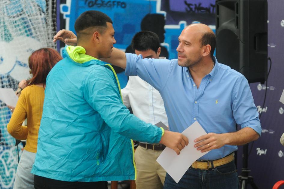 Ministro Lema entregando un diploma (Foto: Presidencia) Ministro Lema entregando un diploma (Foto: Presidencia)
