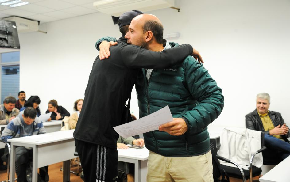 Ministro Martín Lema felicitando a un participante