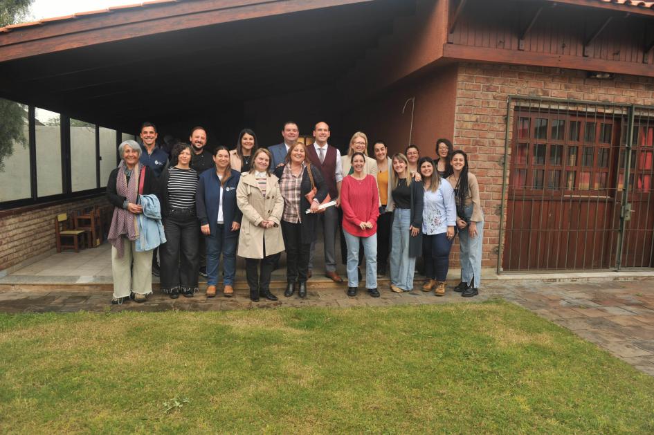 Autoridades del MIDES junto al equipo de trabajo del centro (Foto: Presidencia) 