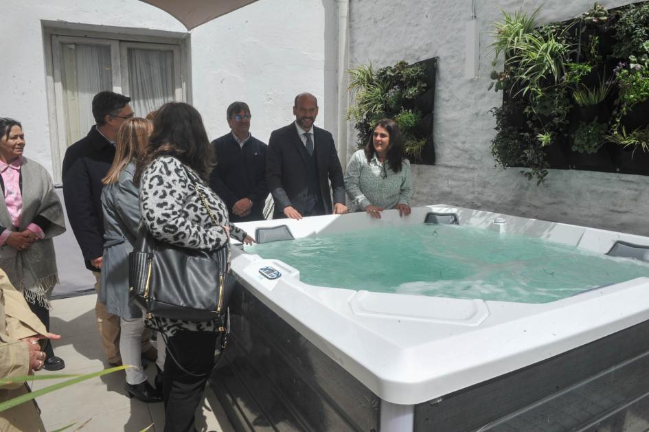 Autoridades retiran lona de la bañera jacuzzi para hidroterapia en el patio interior del alojamiento