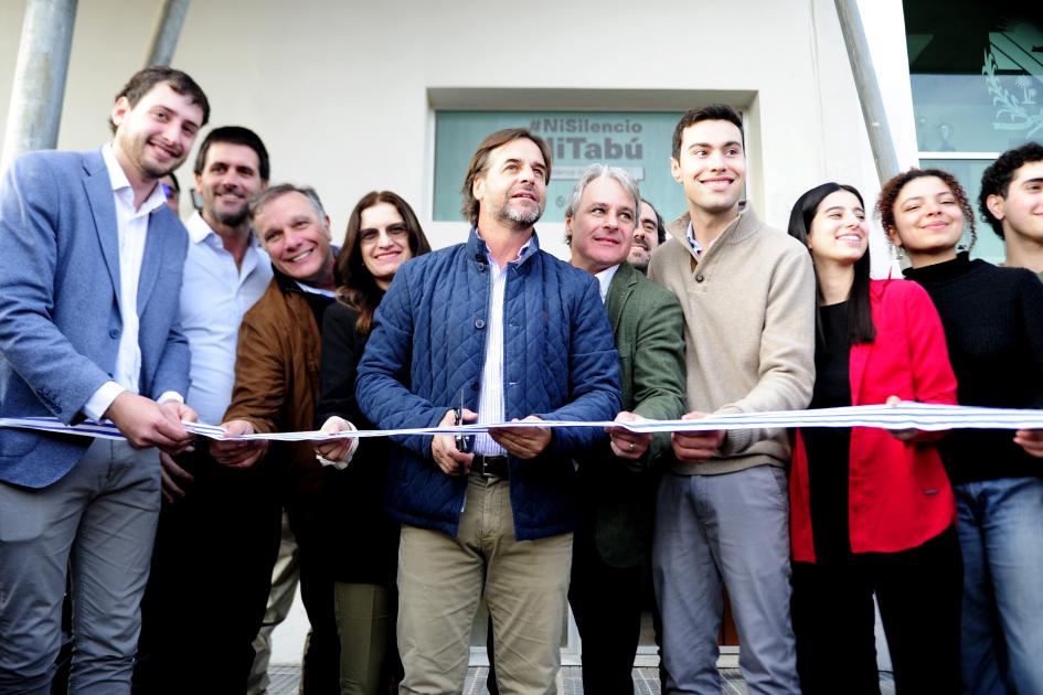 Corte de cinta a cargo de las autoridades Corte de cinta a cargo de las autoridades