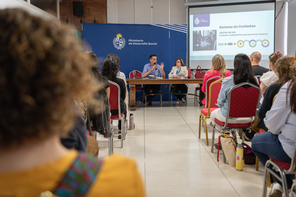 Presentación de evaluación de los Centros de Día Federico Graña, Susana Muñiz y equipos técnicos presentes