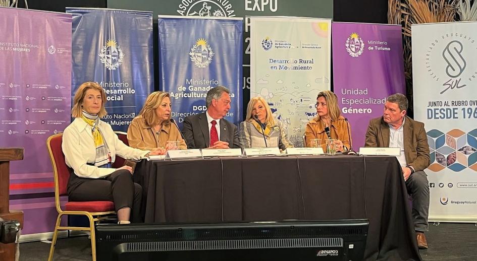 Mesa de apertura en stand de Inmujeres en Expo Prado 2022