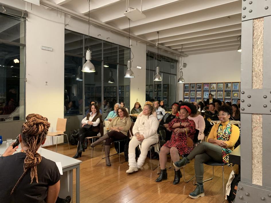 Sentadas en primera fila, las autoras de poemas y relatos del libro presentado.