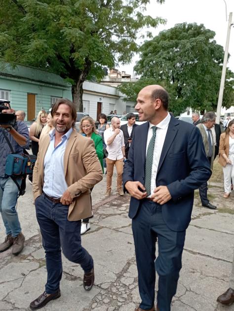 Presidente y ministro Lema caminando hacia el evento