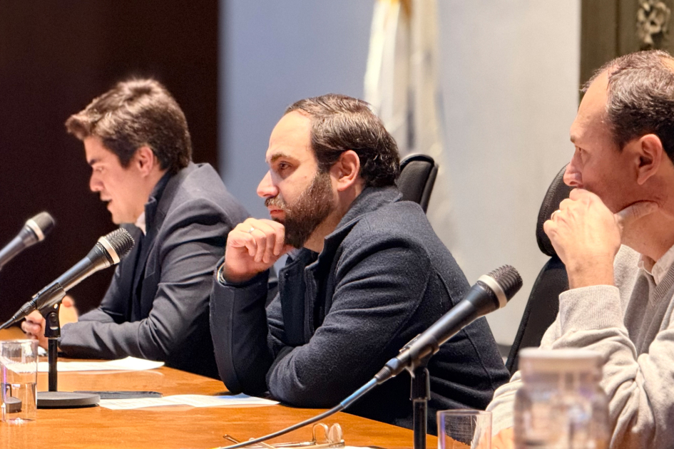 Ministro Civila en mesa de presentación