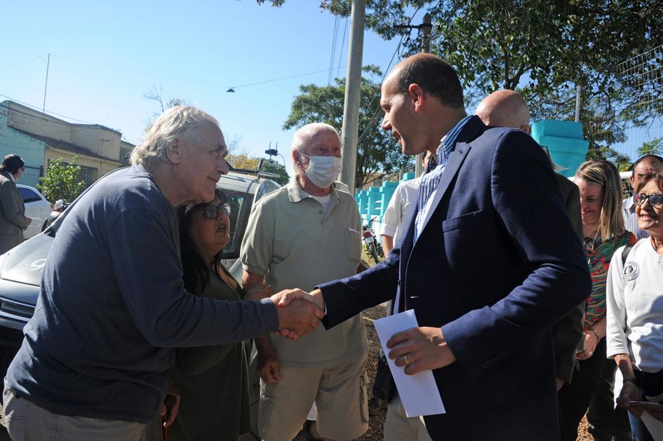 Martín Lema junto a vecinos del primer Centro de Referencia de Políticas Sociales de Salto