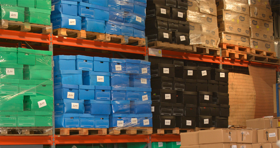 Cajas apiladas en estantes
