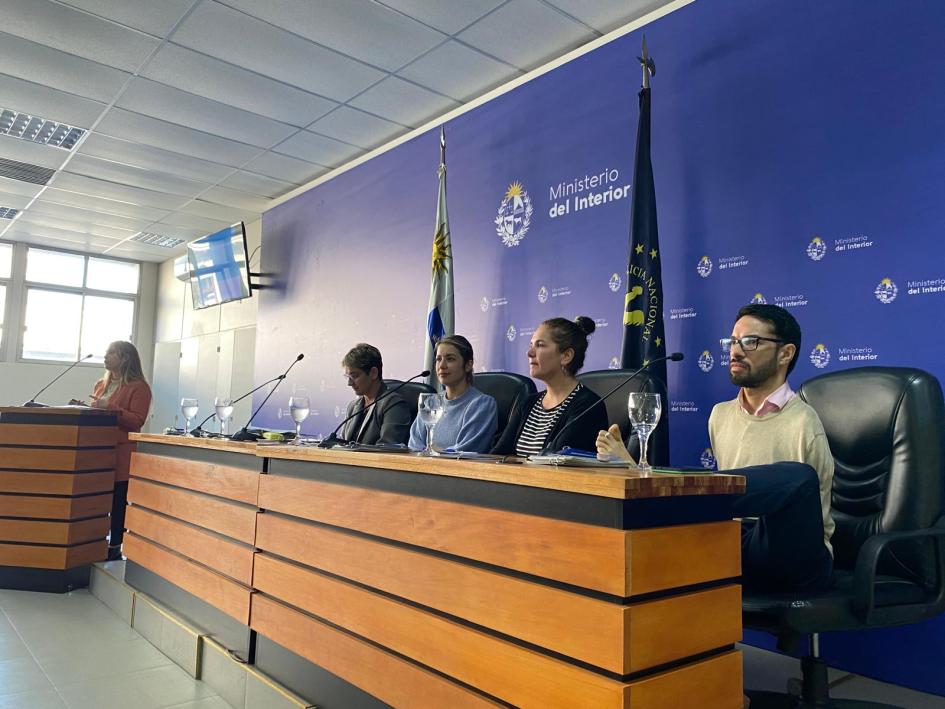 presentación cuaderno de denuncias accesible mesa con funcionarios de la dirección de discapacidad del mides